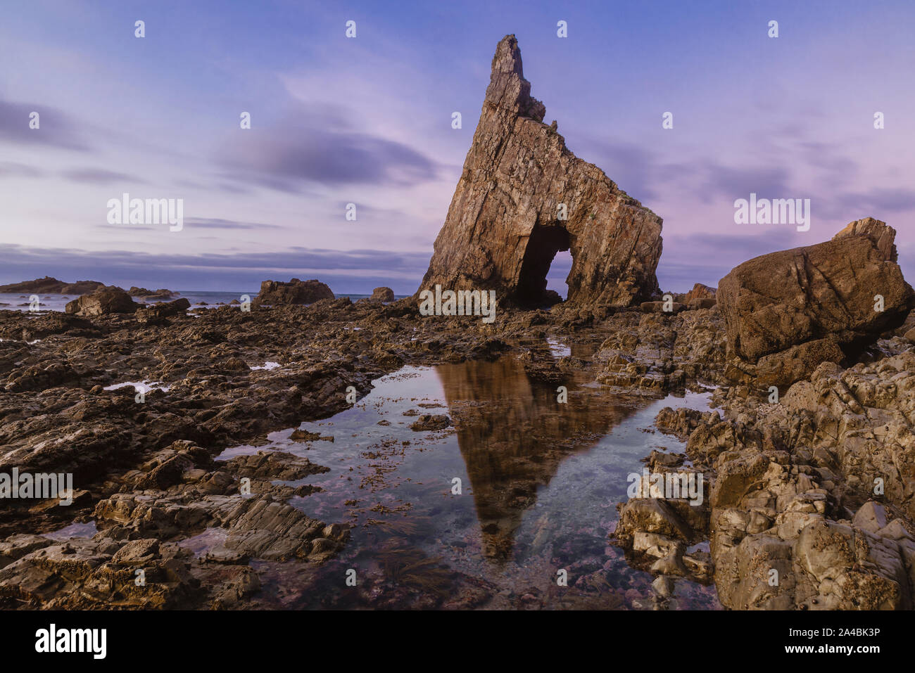 Bella roccia formazione nelle Asturie, Spagna, Europa durante la bassa marea al tramonto. Oceano atlantico paesaggio litorale Foto Stock