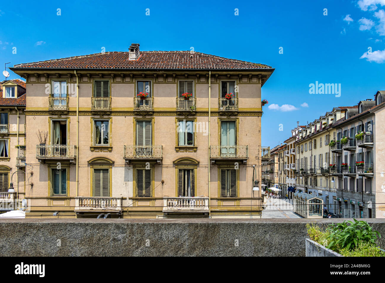 Blocco di appartamenti con persiane di legno e balconi in pietra a piazza Gran Madre di Dio , Torino, Italia Foto Stock