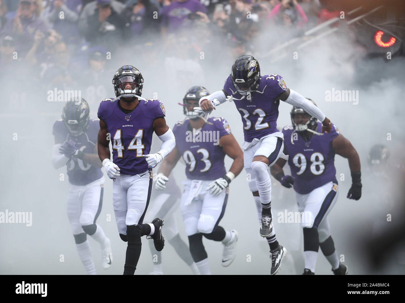 Baltimore, Maryland, Stati Uniti d'America. 13 ott 2019. Baltimore Ravens giocatori, incluse CB Marlon Humphrey (44), vengono introdotti prima di una partita contro Cincinnati Bengals a M&T Bank Stadium di Baltimora, Maryland il 13 ottobre 2019. Foto/ Mike Buscher/Cal Sport Media Credito: Cal Sport Media/Alamy Live News Foto Stock