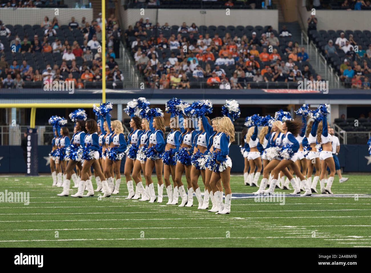 Il Dallas Cowboys Cheerleaders intrattenere la folla in una Lega Nazionale di Football Americano gioco presso i Cowboys' casa campo AT&T Stadium di Arlington, Texas Foto Stock