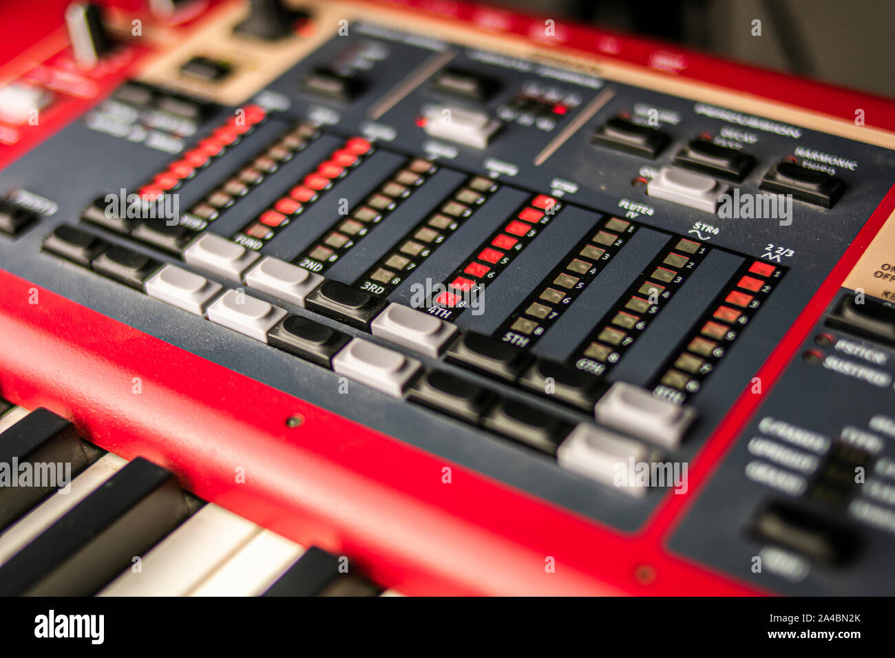 Close-up della sezione di hammond professionali di un rosso stadio classico e concerto dal vivo una tastiera con tastierino numerico e i led di controllo Foto Stock