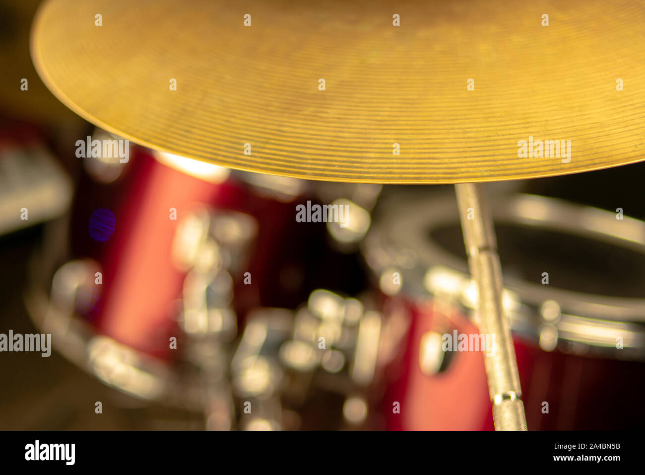 Piastra di Crash con toms di un drumset rosso su sfondo, con splendida colori e bulloneria cromata Foto Stock