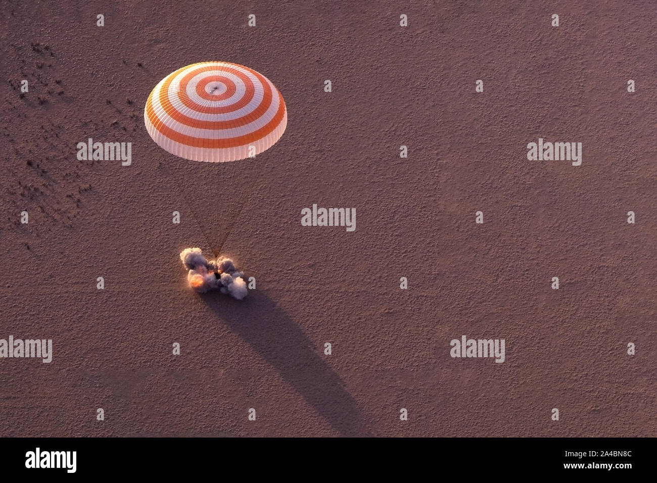 Space Shuttle di atterraggio in un campo da paracadute. Gli elementi di questa immagine sono state arredate dalla NASA. Foto Stock