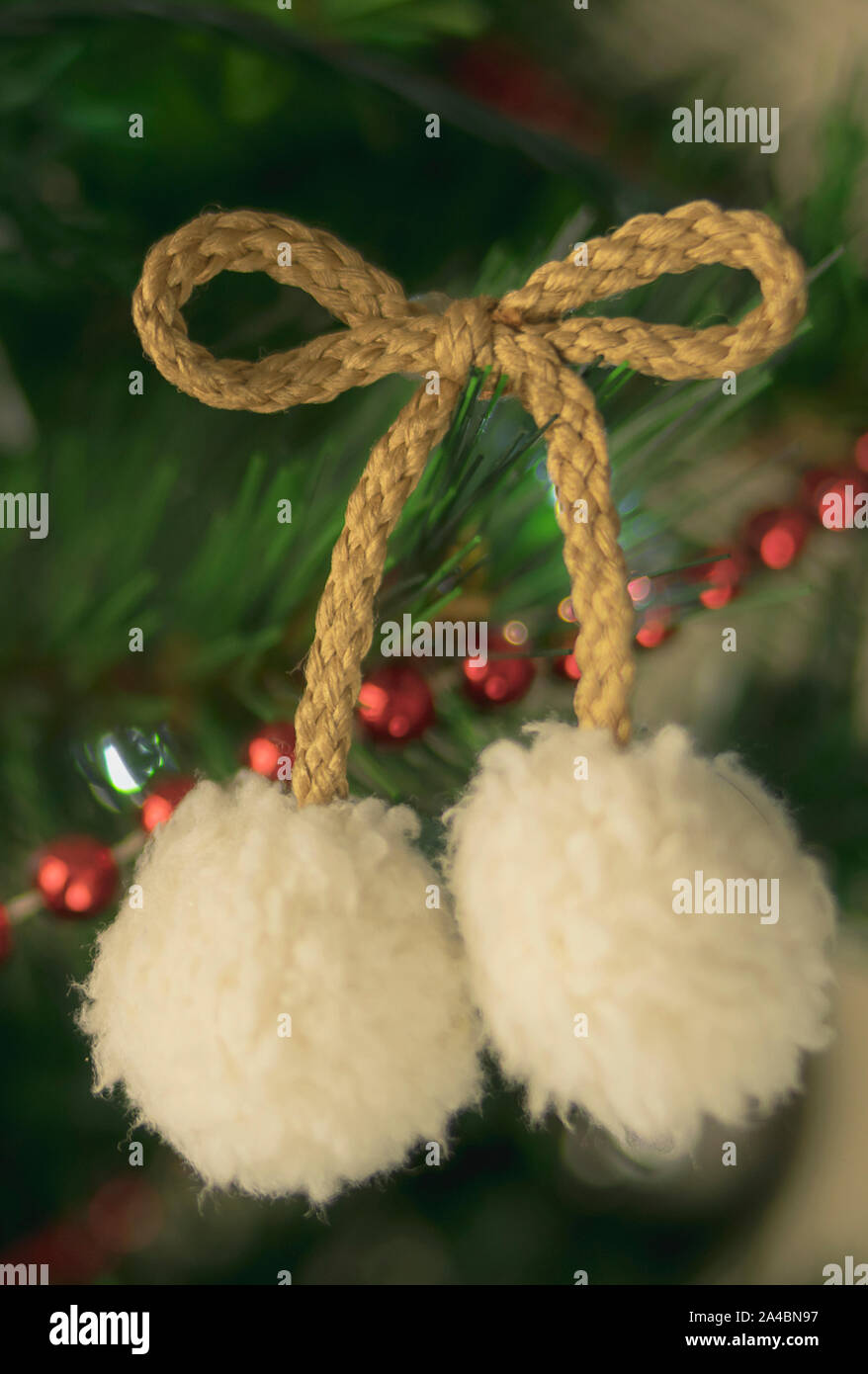 Natale palle di lana con corda intrecciata appesa al ramo di un natale abete Foto Stock
