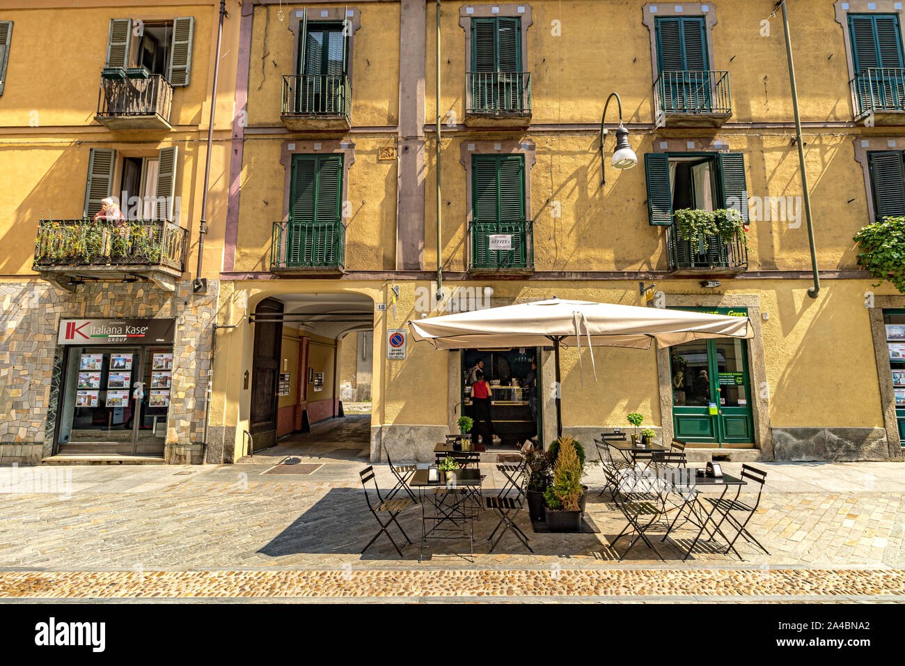 Ristorante con tavoli e sedie all'esterno lungo Via Monferrato ,Torino,Italia Foto Stock