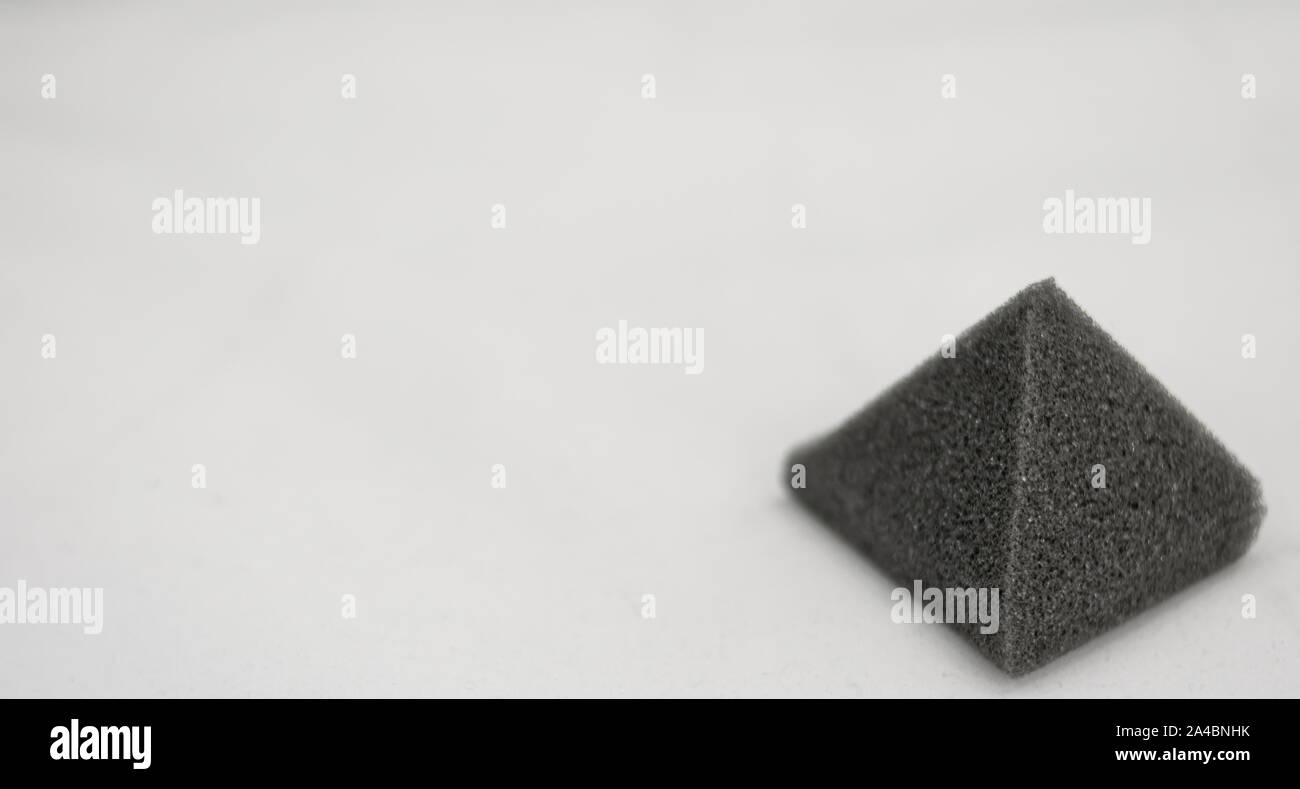 La piramide di schiuma isolati su sfondo bianco Foto Stock