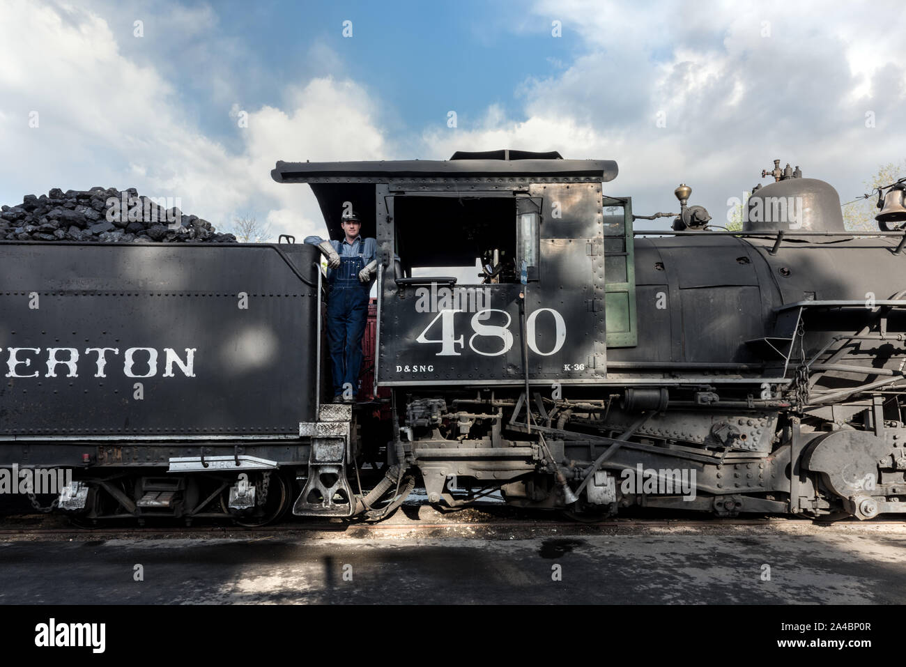 La Durango & Silverton Narrow Gauge Railroad (D&SNG) treno ha abbondanza di carbone ed è pronta per la partenza da Durango in Colorado Foto Stock