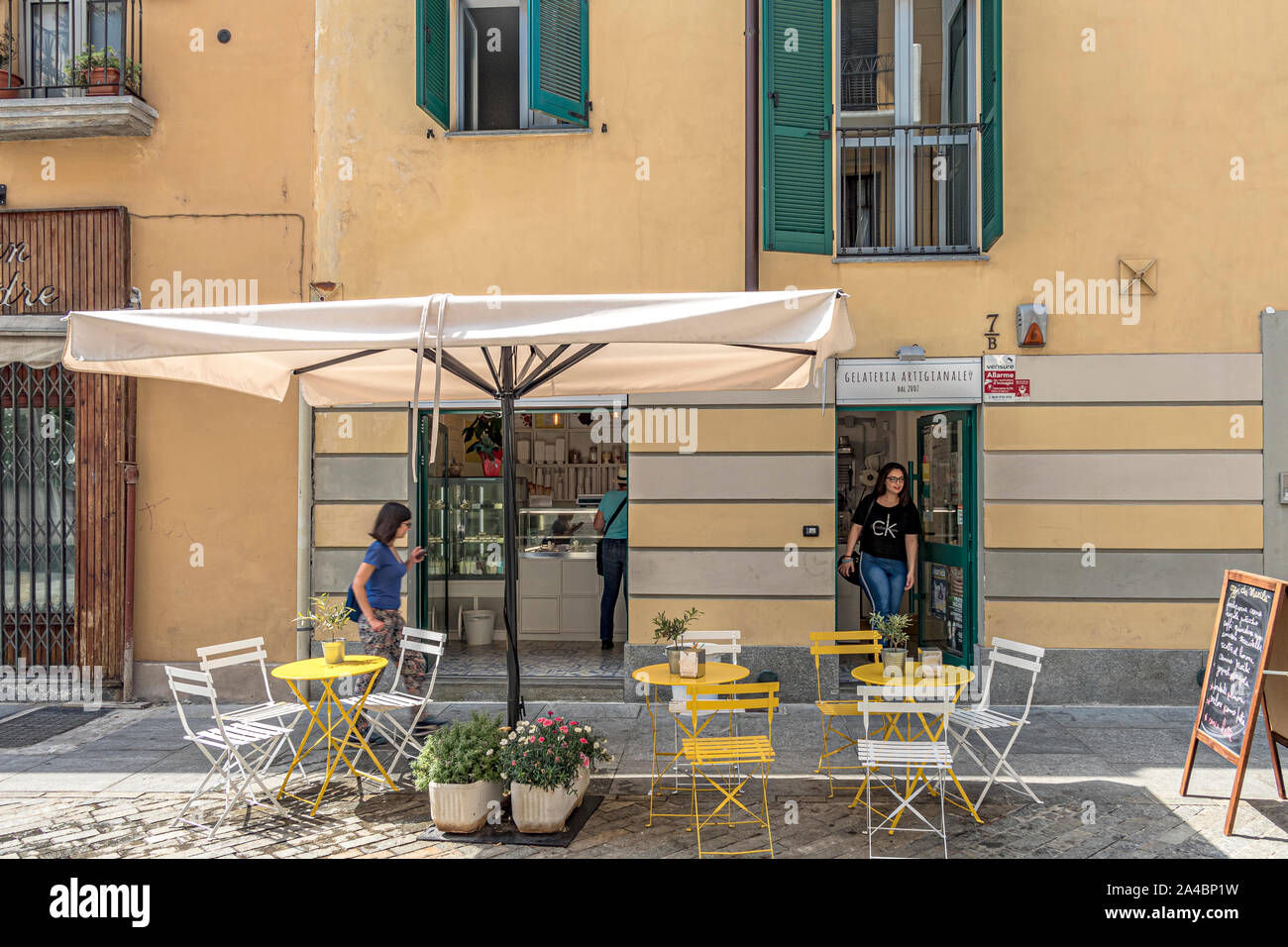 Persone che acquistano il gelato a Marilu Fa il gelato , una gelateria in Via Monferrato ,Torino,Italia Foto Stock