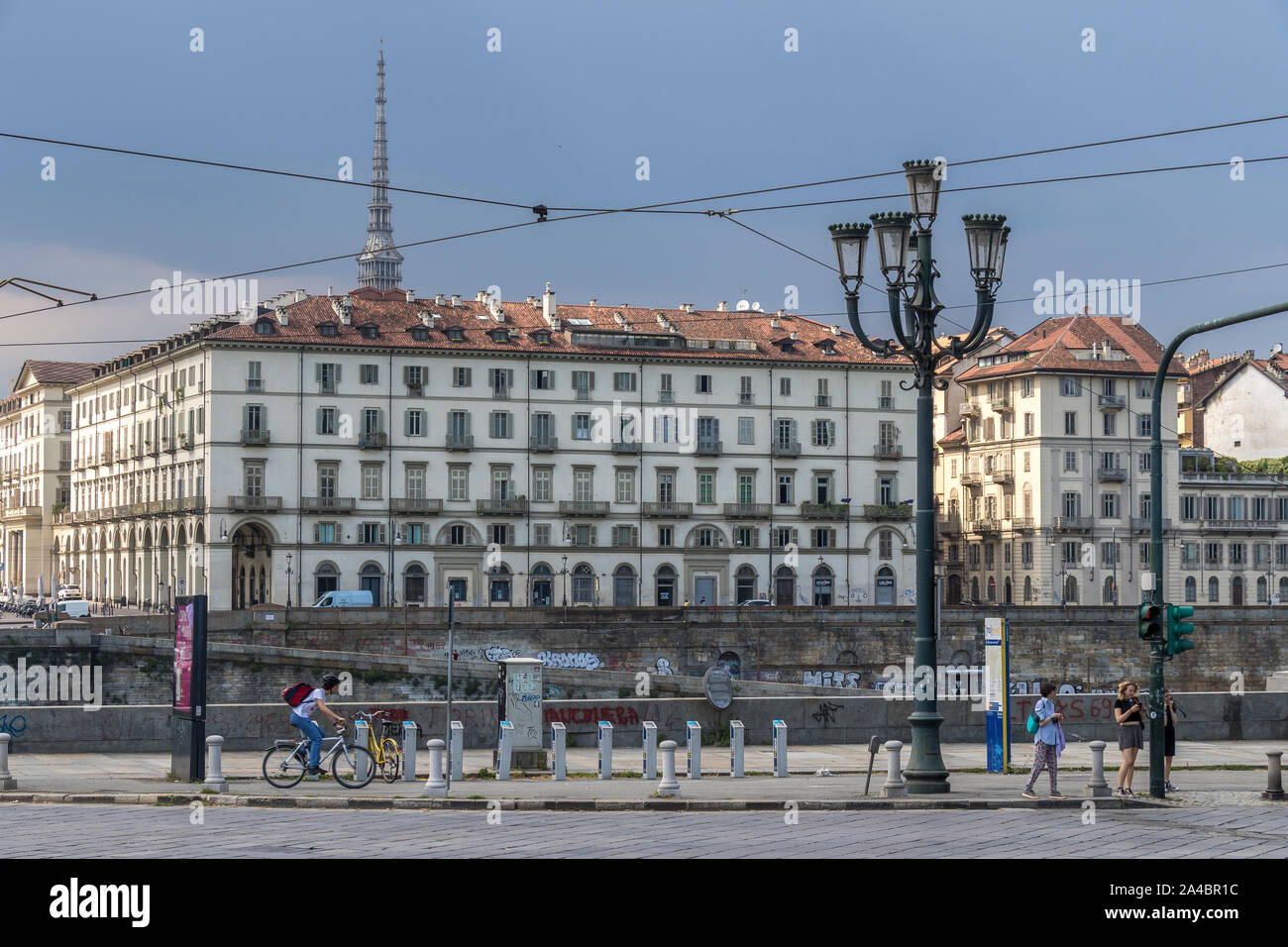 Gli eleganti palazzi di Piazza Vittorio Veneto attraverso il fiume Po a Torino,Italia Foto Stock