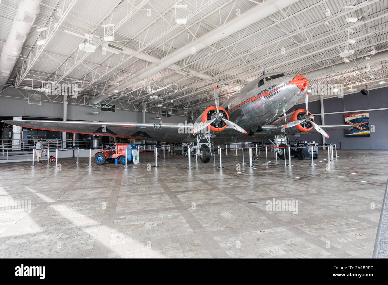 L'ammiraglia di Knoxville, completamente restaurato DC-3 velivolo all'American Airlines C.R. Museo Smith sul campus della American Airlines volo Academy, all'estremità sud dell'Aeroporto Internazionale Fort Worth di Dallas vicino la sede mondiale di American Airlines Foto Stock
