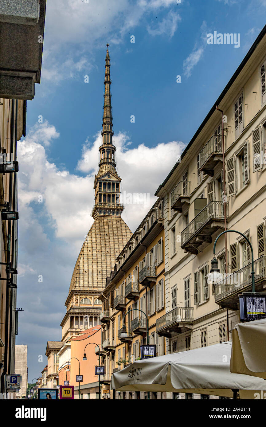 Visto da 5 Via Montebello ,la guglia e il tetto della Mole Antonelliana , un importante punto di riferimento nella città di Torino, Italia Foto Stock