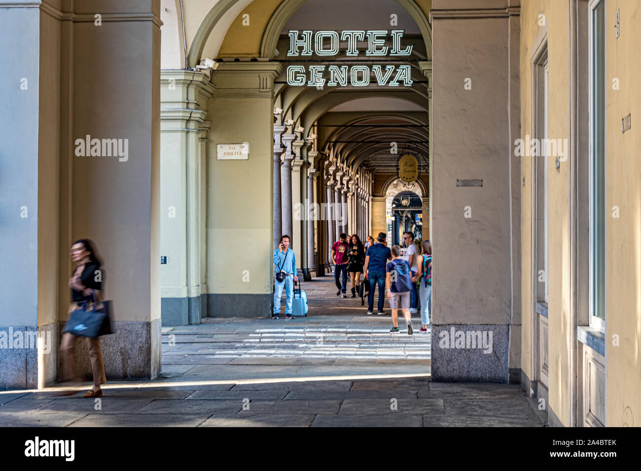 La gente che camminava approfondita le eleganti arcate colonnate lungo Via Sacchi a Torino,Italia Foto Stock