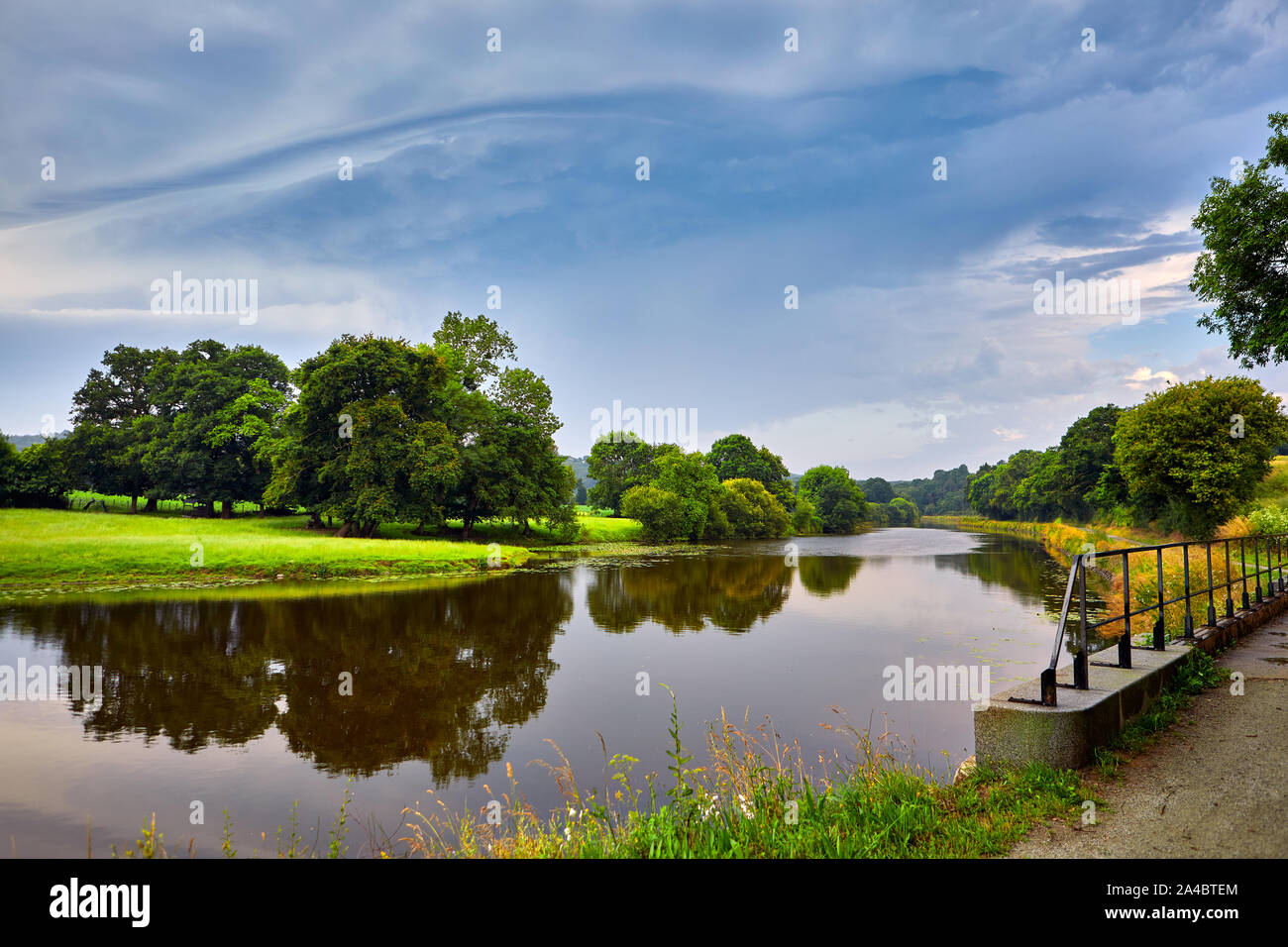 Immagine della Vilaine Riverside con alberi, acqua e riflessioni. Foto Stock