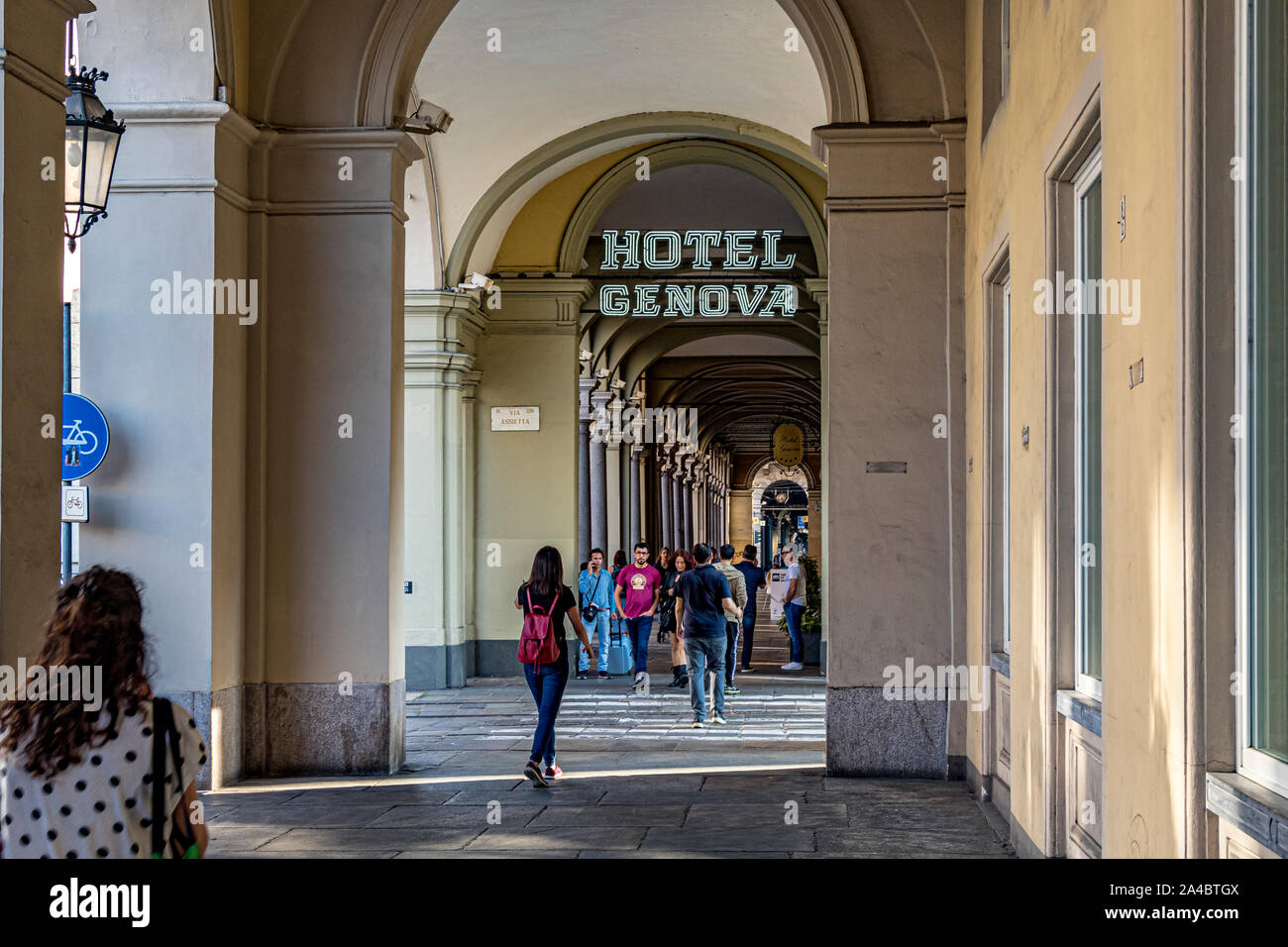 La gente che camminava approfondita le eleganti arcate colonnate lungo Via Sacchi a Torino,Italia Foto Stock