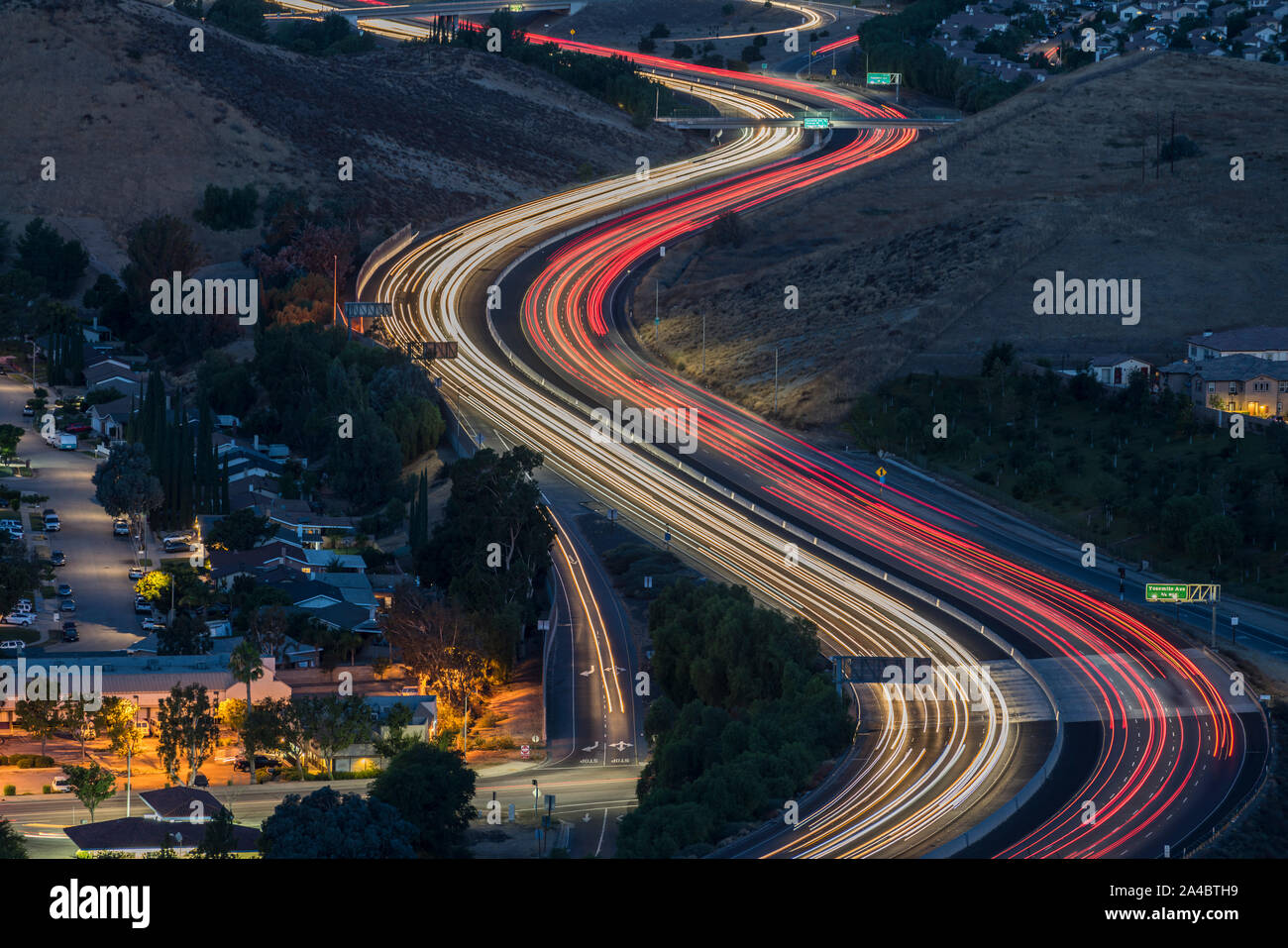 Twilight freeway pendolari sulla route 118 nella zona suburbana di Simi Valley vicino a Los Angeles in Ventura County, California. Foto Stock