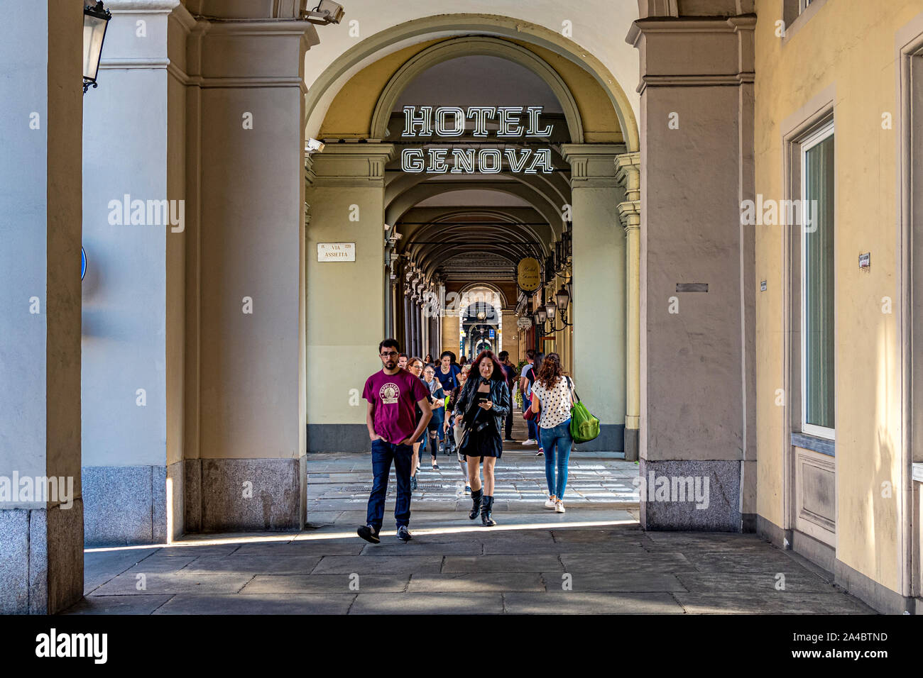 La gente che camminava approfondita le eleganti arcate colonnate lungo Via Sacchi a Torino,Italia Foto Stock