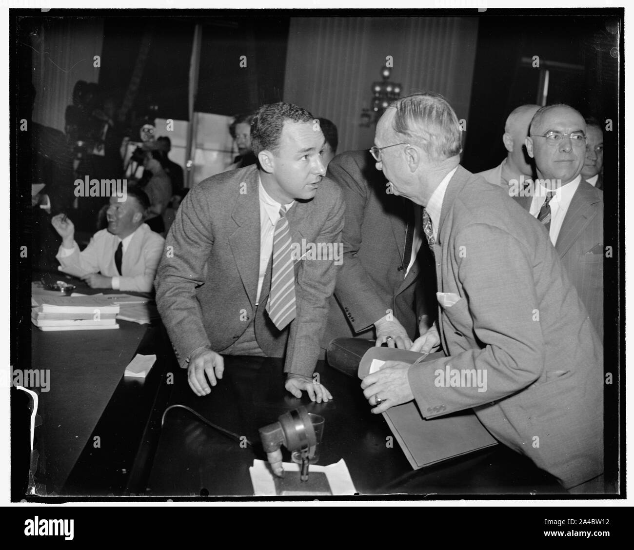 Il generale volti al suo interlocutore. Washington, 31 maggio. Il maggiore generale George Van Horn Moseley, U.S.A. in pensione, che appariva prima del Comitato muore oggi per negare qualsiasi collegamento con organizzazioni di qualsiasi contrari all'Ebraismo, ha affermato nella sua testimonianza che l America è affrontato con pericolo di distruzione dai comunisti e che rightists qui sarebbe la lotta contro la minaccia. Quando il Comitato ha rotto fino ad ora di pranzo di recesso, e Moseley Rhea Whitley, di consigli e di interrogante per il comitato di fronte a vicenda e ha avuto una breve discussione riscaldato Foto Stock