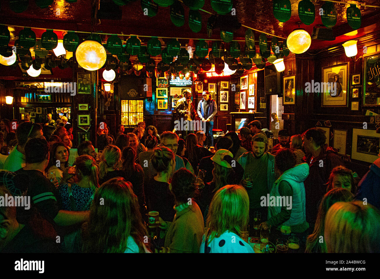 Le persone che hanno preso e gustando un drink presso la Temple Bar, famoso pub di Dublino, Irlanda Foto Stock