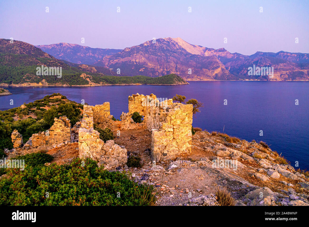 Vi secolo rovine della chiesa al tramonto sulla isola di Gemiler, Riviera Turca, Turchia Foto Stock