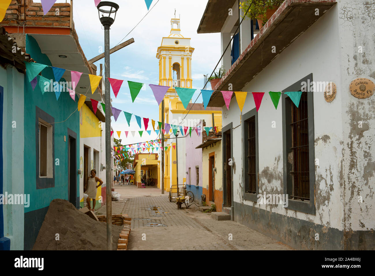 Scena di strada della piccola e tranquilla isola-villaggio di Mexcaltitán, Nayarit, Messico, Lug 2019 Foto Stock