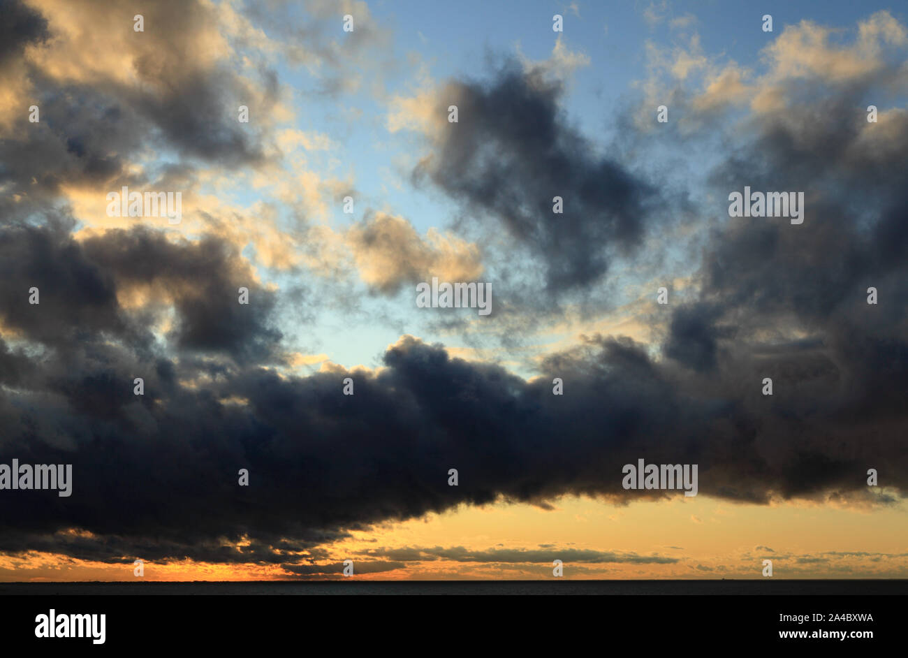 Il lavaggio, del Mare del Nord, impostazione sun, scuro, nero, cloud, nubi da Hunstanton, Norfolk, Inghilterra Foto Stock