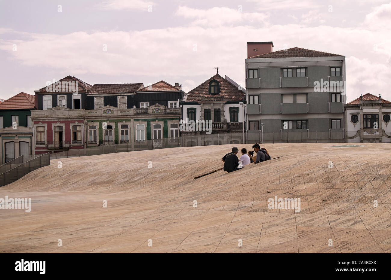 Porto, Portogallo - 16 settembre. 2019: Persone in appoggio e parlando vicino a Casa da Música con le vecchie case storiche di Avenida da Boavista sullo sfondo Foto Stock
