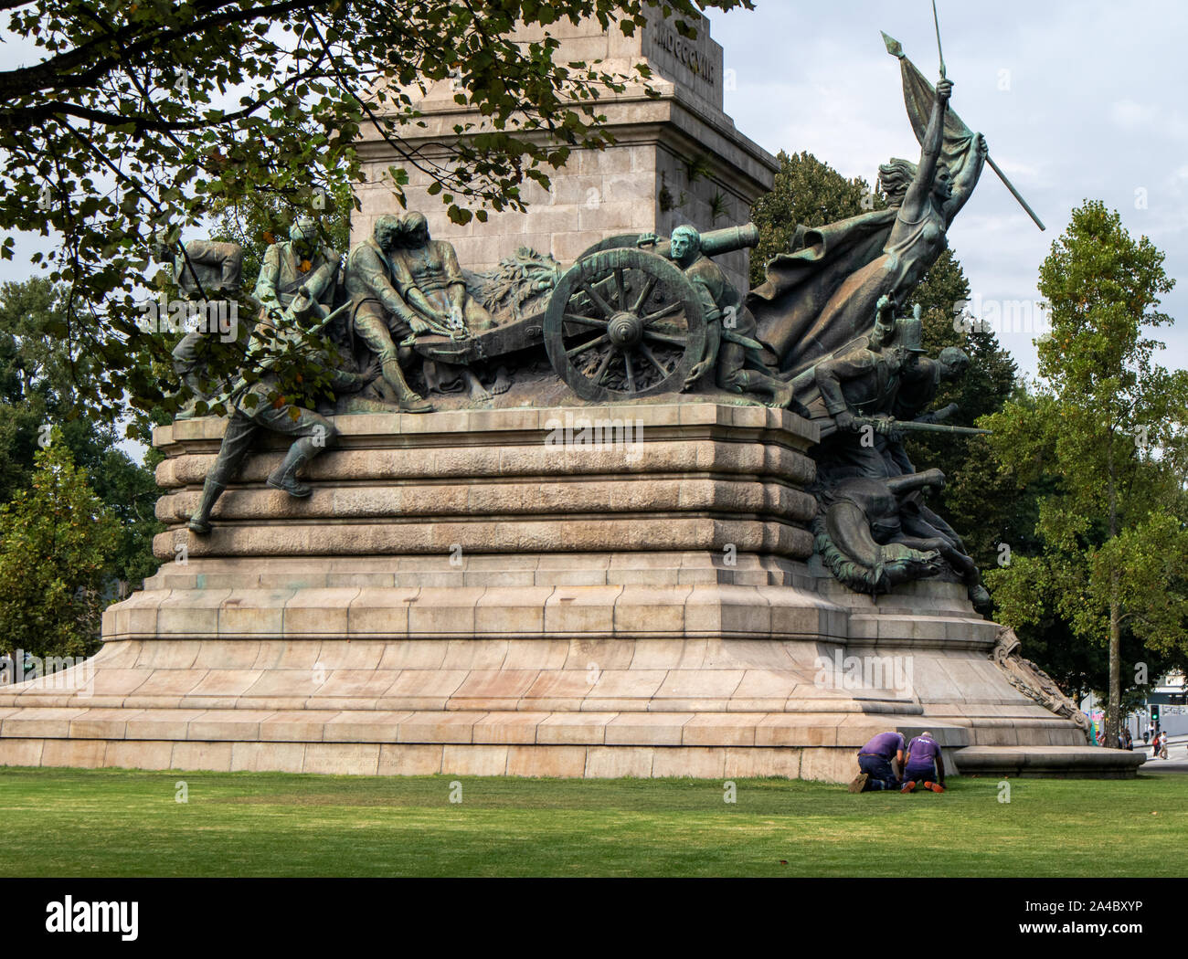 Porto, Portogallo. Irriconoscibile la gente che lavora sul Monumento aos Heróis da Guerra Peninsulare, il monumento eretto a 190 -1951 sulla piazza rotonda Foto Stock