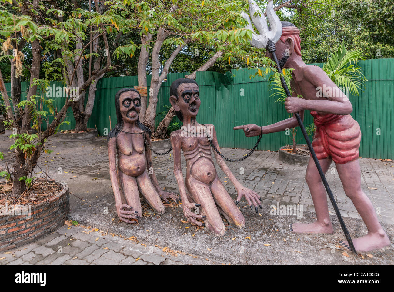 Bang Saen, Tailandia - 16 Marzo 2019: Giardino dell'inferno in Wang Saensuk monastero buddista. Scena in cui il diavolo con trident minaccia incatenati giovane. Gr Foto Stock