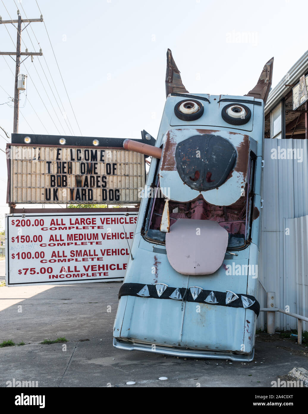 La Junk Yard Dog con la Junk Yard Dog junkyard in San Antonio, Texas Foto Stock