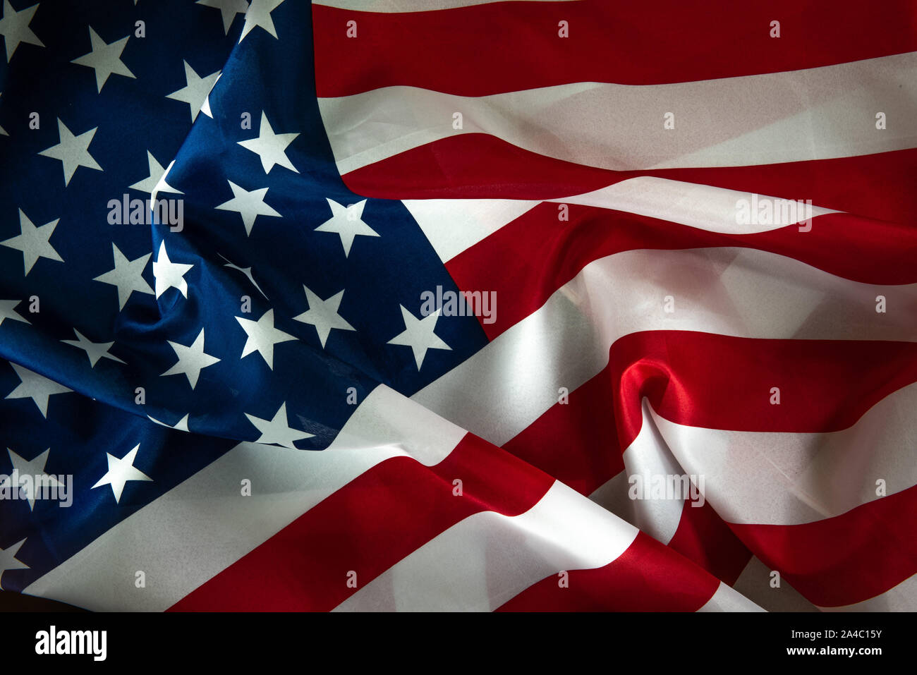 Close-up di increspato bandiera americana, luce dipinta sullo sfondo - bandiera degli Stati Uniti Foto Stock