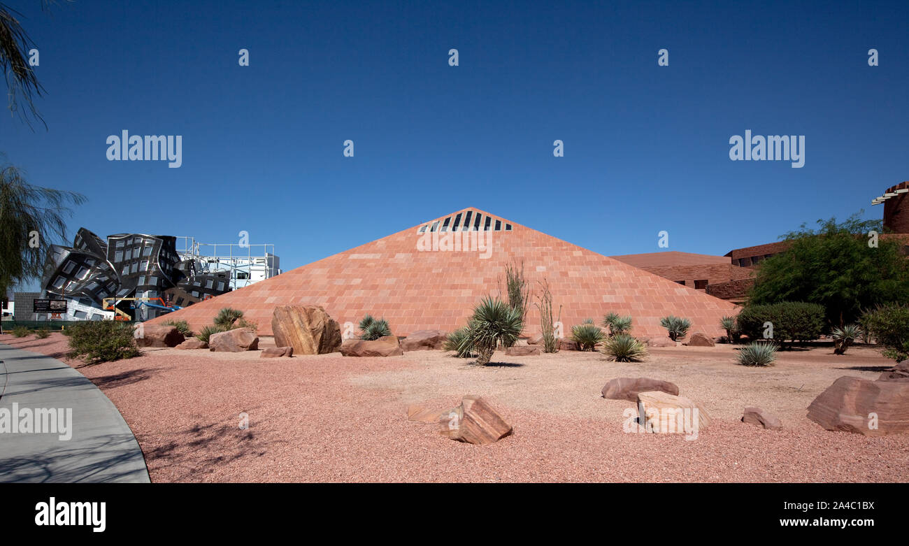 Il Las Vegas Clark County Government Center e il Lou Ruvo Istituto del cervello, Las Vegas, Nevada Foto Stock