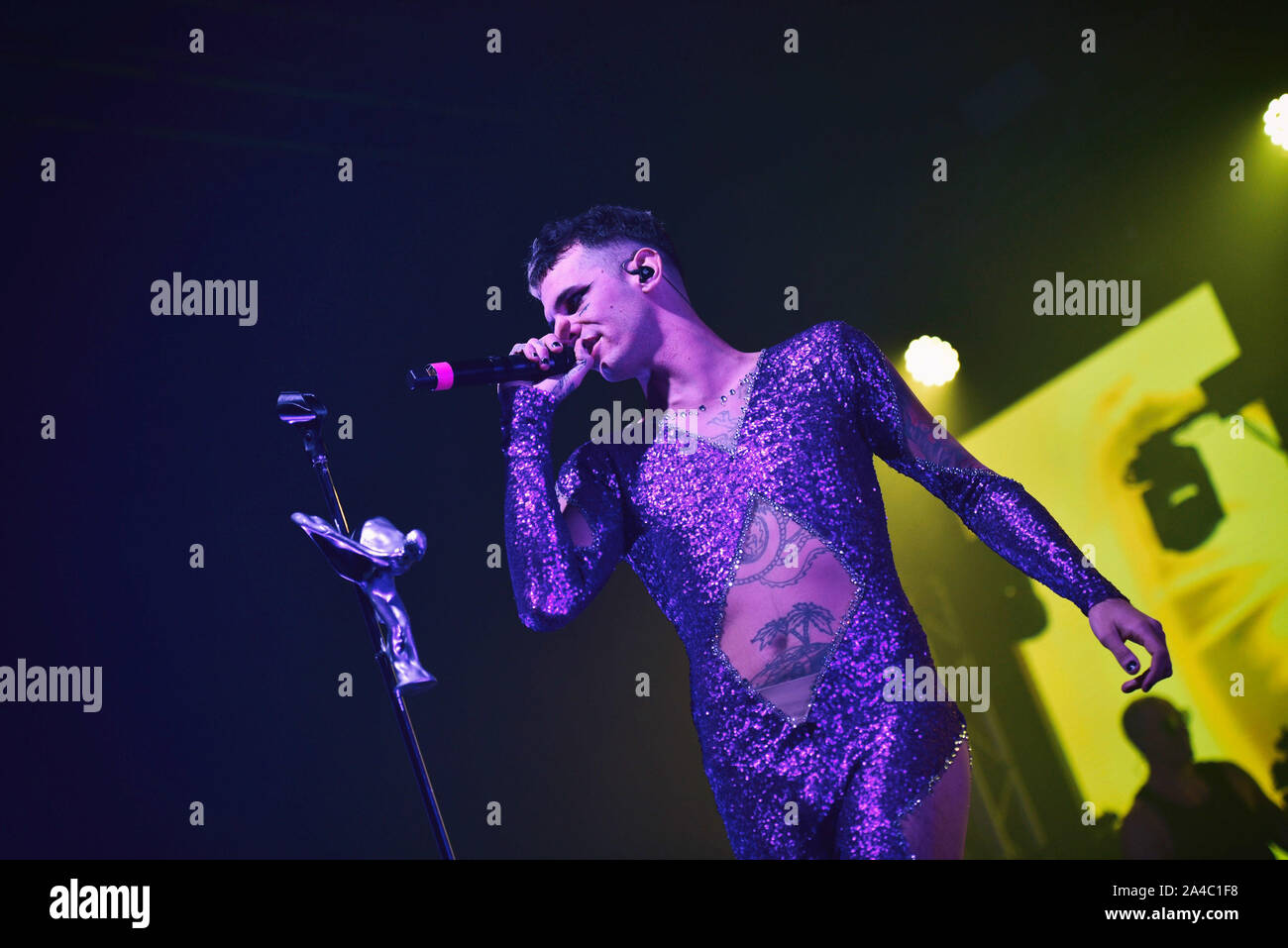 Napoli, Italia. Xiii oct, 2019. Il rapper italiano Achille Lauro, pseudonimo di Lauro De Marinis, performing live presso la Casa della Musica di Napoli con il suo "Rolls Royce Las Vegas' tour 2019. (Foto di Paola Visone/Pacific Stampa) Credito: Pacific Press Agency/Alamy Live News Foto Stock