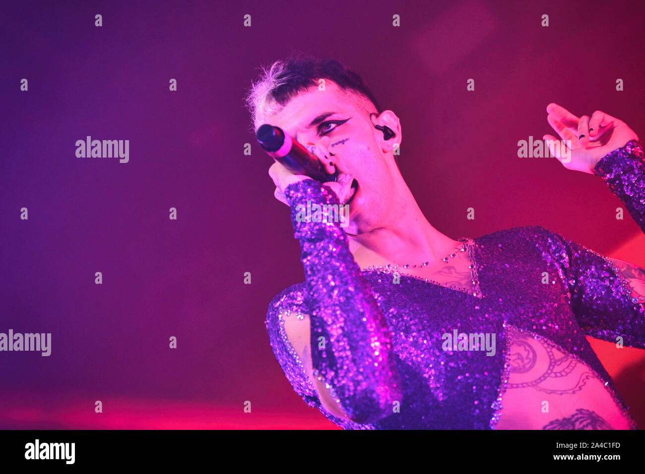 Napoli, Italia. Xiii oct, 2019. Il rapper italiano Achille Lauro, pseudonimo di Lauro De Marinis, performing live presso la Casa della Musica di Napoli con il suo "Rolls Royce Las Vegas' tour 2019. (Foto di Paola Visone/Pacific Stampa) Credito: Pacific Press Agency/Alamy Live News Foto Stock