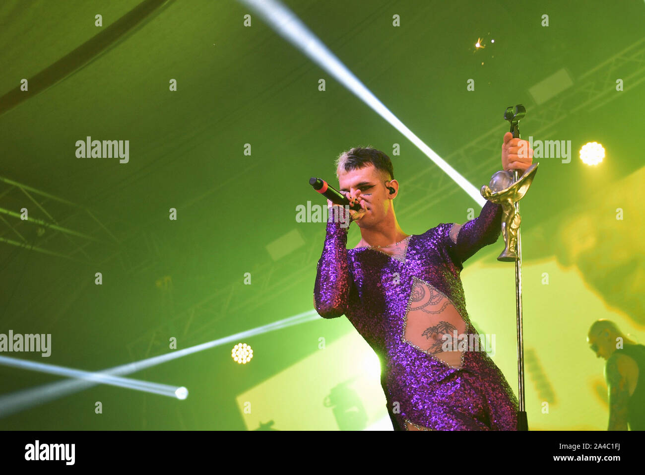 Napoli, Italia. Xiii oct, 2019. Il rapper italiano Achille Lauro, pseudonimo di Lauro De Marinis, performing live presso la Casa della Musica di Napoli con il suo "Rolls Royce Las Vegas' tour 2019. (Foto di Paola Visone/Pacific Stampa) Credito: Pacific Press Agency/Alamy Live News Foto Stock