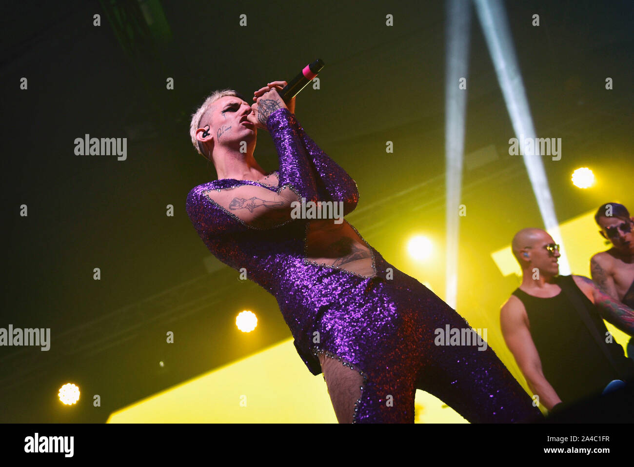 Napoli, Italia. Xiii oct, 2019. Il rapper italiano Achille Lauro, pseudonimo di Lauro De Marinis, performing live presso la Casa della Musica di Napoli con il suo "Rolls Royce Las Vegas' tour 2019. (Foto di Paola Visone/Pacific Stampa) Credito: Pacific Press Agency/Alamy Live News Foto Stock