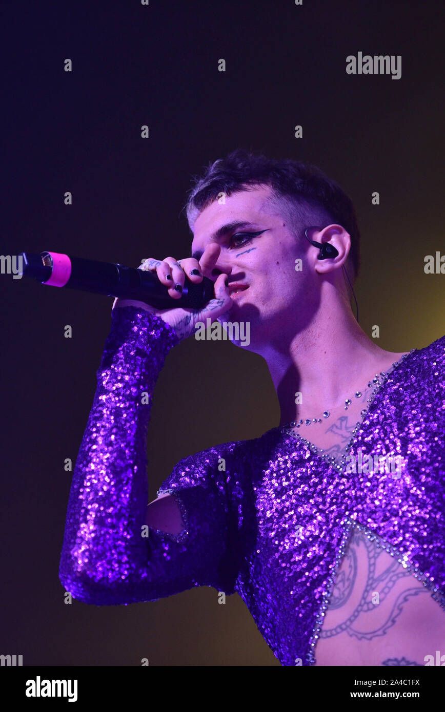 Napoli, Italia. Xiii oct, 2019. Il rapper italiano Achille Lauro, pseudonimo di Lauro De Marinis, performing live presso la Casa della Musica di Napoli con il suo "Rolls Royce Las Vegas' tour 2019. (Foto di Paola Visone/Pacific Stampa) Credito: Pacific Press Agency/Alamy Live News Foto Stock
