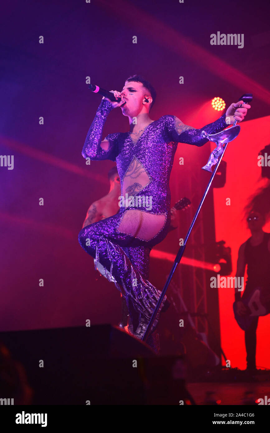 Napoli, Italia. Xiii oct, 2019. Il rapper italiano Achille Lauro, pseudonimo di Lauro De Marinis, performing live presso la Casa della Musica di Napoli con il suo "Rolls Royce Las Vegas' tour 2019. (Foto di Paola Visone/Pacific Stampa) Credito: Pacific Press Agency/Alamy Live News Foto Stock