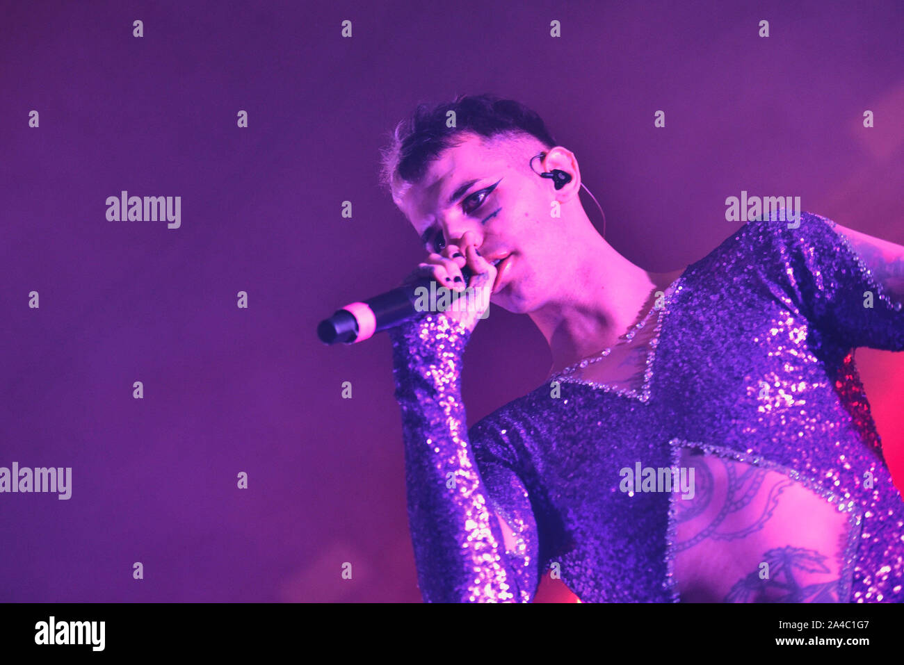 Napoli, Italia. Xiii oct, 2019. Il rapper italiano Achille Lauro, pseudonimo di Lauro De Marinis, performing live presso la Casa della Musica di Napoli con il suo "Rolls Royce Las Vegas' tour 2019. (Foto di Paola Visone/Pacific Stampa) Credito: Pacific Press Agency/Alamy Live News Foto Stock