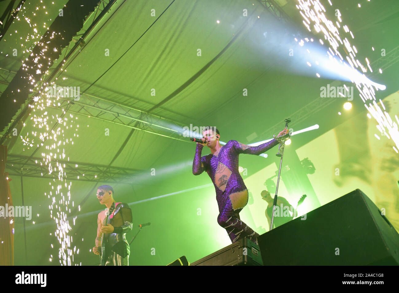 Napoli, Italia. Xiii oct, 2019. Il rapper italiano Achille Lauro, pseudonimo di Lauro De Marinis, performing live presso la Casa della Musica di Napoli con il suo "Rolls Royce Las Vegas' tour 2019. (Foto di Paola Visone/Pacific Stampa) Credito: Pacific Press Agency/Alamy Live News Foto Stock