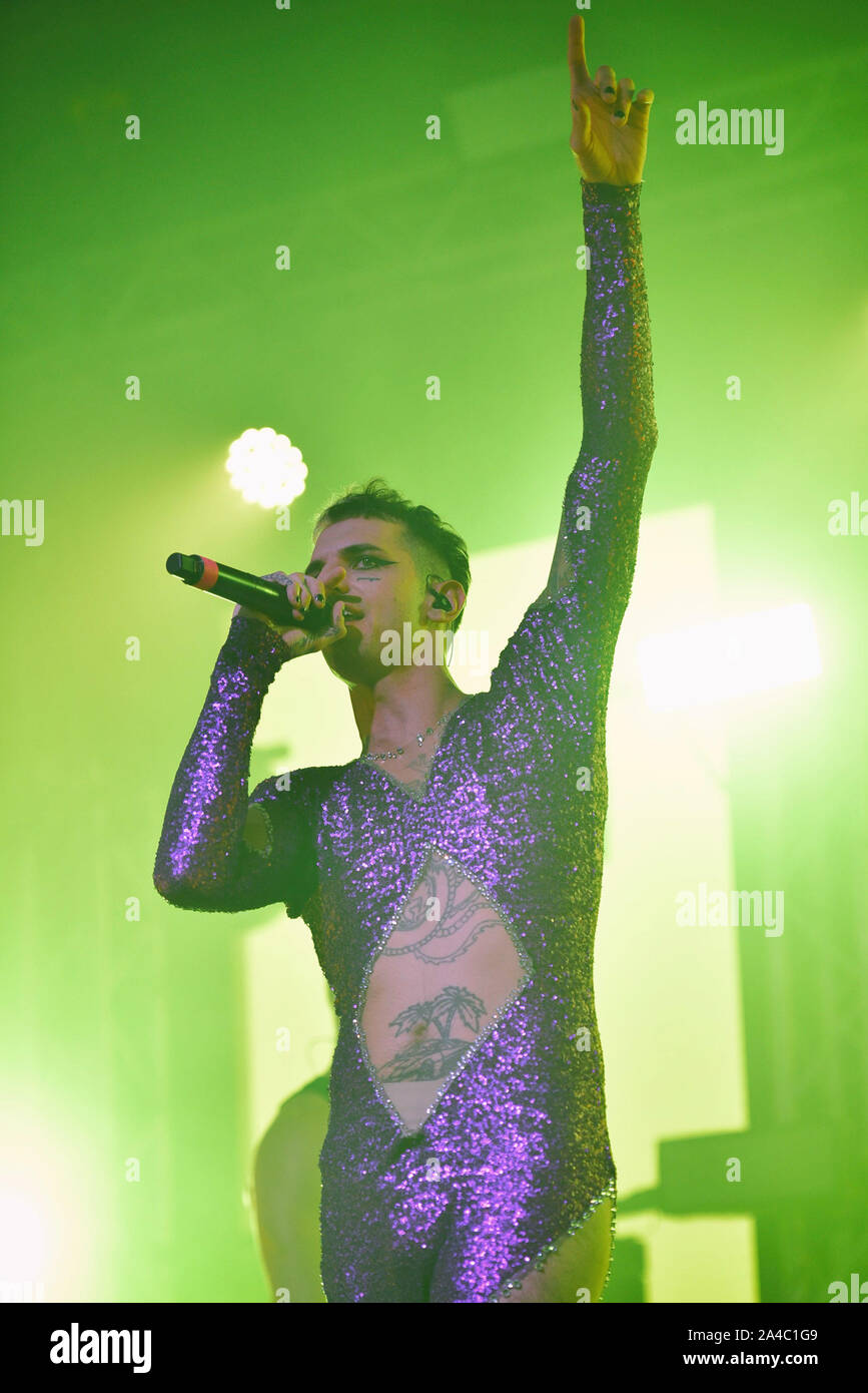 Napoli, Italia. Xiii oct, 2019. Il rapper italiano Achille Lauro, pseudonimo di Lauro De Marinis, performing live presso la Casa della Musica di Napoli con il suo "Rolls Royce Las Vegas' tour 2019. (Foto di Paola Visone/Pacific Stampa) Credito: Pacific Press Agency/Alamy Live News Foto Stock