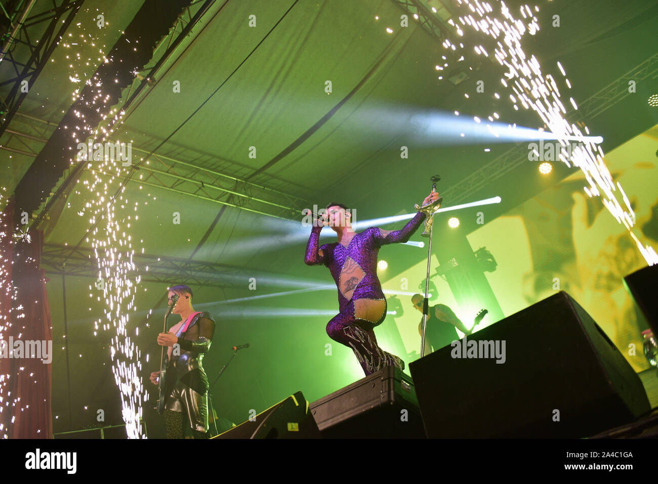 Napoli, Italia. Xiii oct, 2019. Il rapper italiano Achille Lauro, pseudonimo di Lauro De Marinis, performing live presso la Casa della Musica di Napoli con il suo "Rolls Royce Las Vegas' tour 2019. (Foto di Paola Visone/Pacific Stampa) Credito: Pacific Press Agency/Alamy Live News Foto Stock