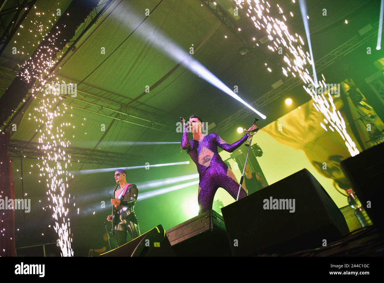 Napoli, Italia. Xiii oct, 2019. Il rapper italiano Achille Lauro, pseudonimo di Lauro De Marinis, performing live presso la Casa della Musica di Napoli con il suo "Rolls Royce Las Vegas' tour 2019. (Foto di Paola Visone/Pacific Stampa) Credito: Pacific Press Agency/Alamy Live News Foto Stock