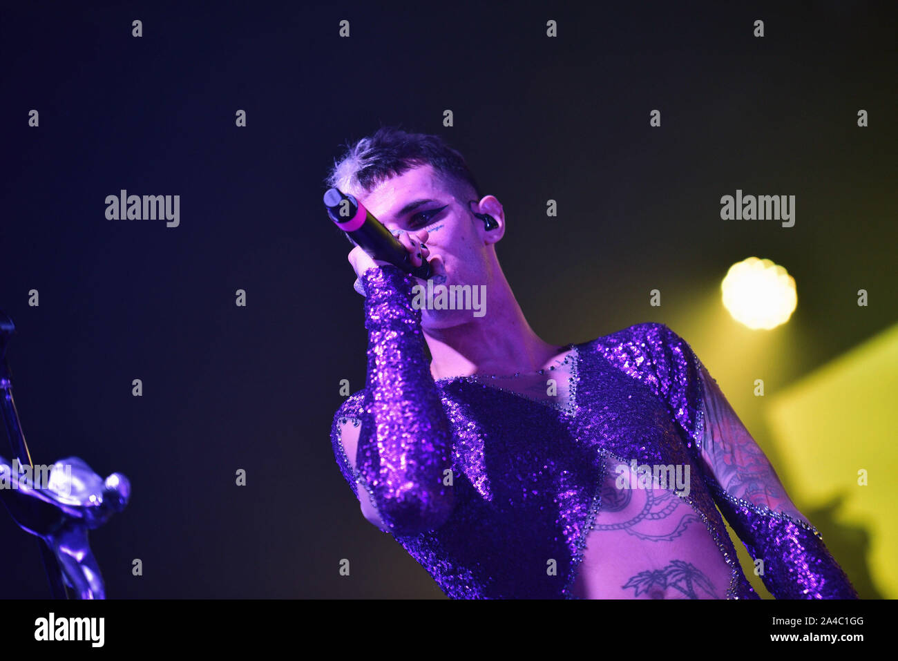 Napoli, Italia. Xiii oct, 2019. Il rapper italiano Achille Lauro, pseudonimo di Lauro De Marinis, performing live presso la Casa della Musica di Napoli con il suo "Rolls Royce Las Vegas' tour 2019. (Foto di Paola Visone/Pacific Stampa) Credito: Pacific Press Agency/Alamy Live News Foto Stock