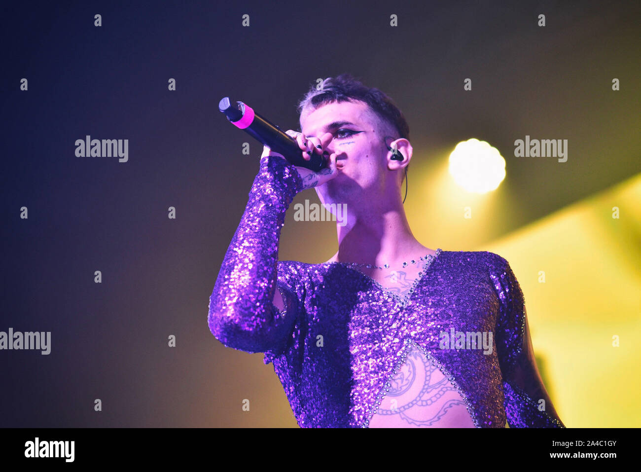 Napoli, Italia. Xiii oct, 2019. Il rapper italiano Achille Lauro, pseudonimo di Lauro De Marinis, performing live presso la Casa della Musica di Napoli con il suo "Rolls Royce Las Vegas' tour 2019. (Foto di Paola Visone/Pacific Stampa) Credito: Pacific Press Agency/Alamy Live News Foto Stock