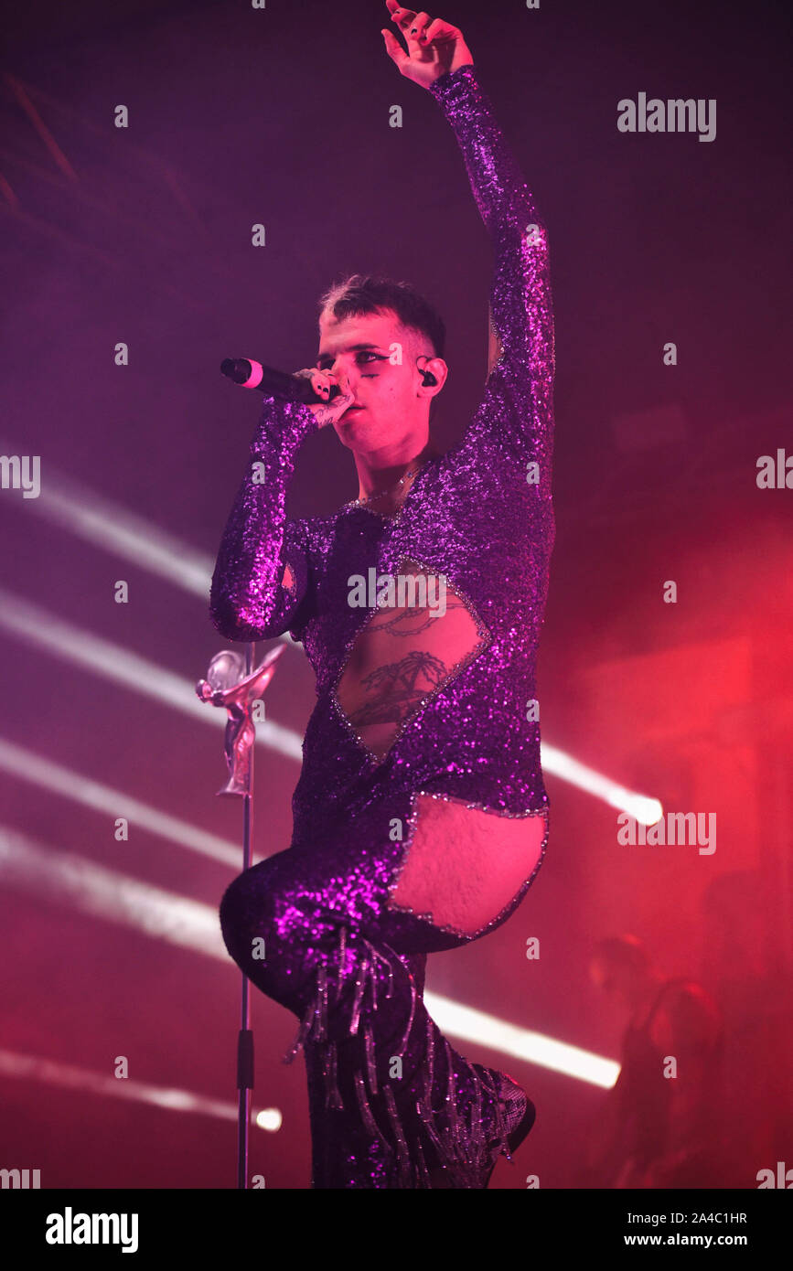 Napoli, Italia. Xiii oct, 2019. Il rapper italiano Achille Lauro, pseudonimo di Lauro De Marinis, performing live presso la Casa della Musica di Napoli con il suo "Rolls Royce Las Vegas' tour 2019. (Foto di Paola Visone/Pacific Stampa) Credito: Pacific Press Agency/Alamy Live News Foto Stock