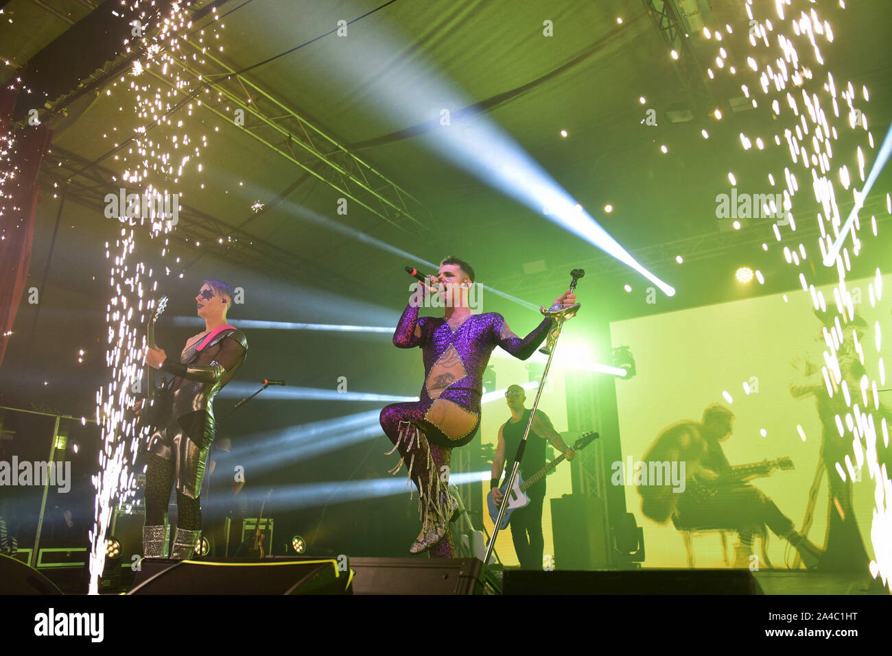 Napoli, Italia. Xiii oct, 2019. Il rapper italiano Achille Lauro, pseudonimo di Lauro De Marinis, performing live presso la Casa della Musica di Napoli con il suo "Rolls Royce Las Vegas' tour 2019. (Foto di Paola Visone/Pacific Stampa) Credito: Pacific Press Agency/Alamy Live News Foto Stock