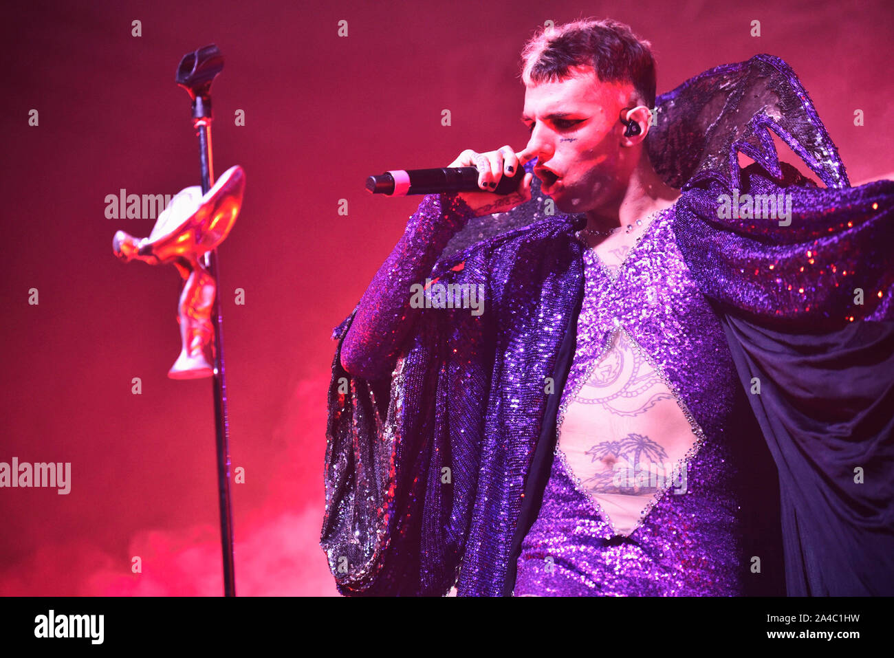 Napoli, Italia. Xiii oct, 2019. Il rapper italiano Achille Lauro, pseudonimo di Lauro De Marinis, performing live presso la Casa della Musica di Napoli con il suo "Rolls Royce Las Vegas' tour 2019. (Foto di Paola Visone/Pacific Stampa) Credito: Pacific Press Agency/Alamy Live News Foto Stock