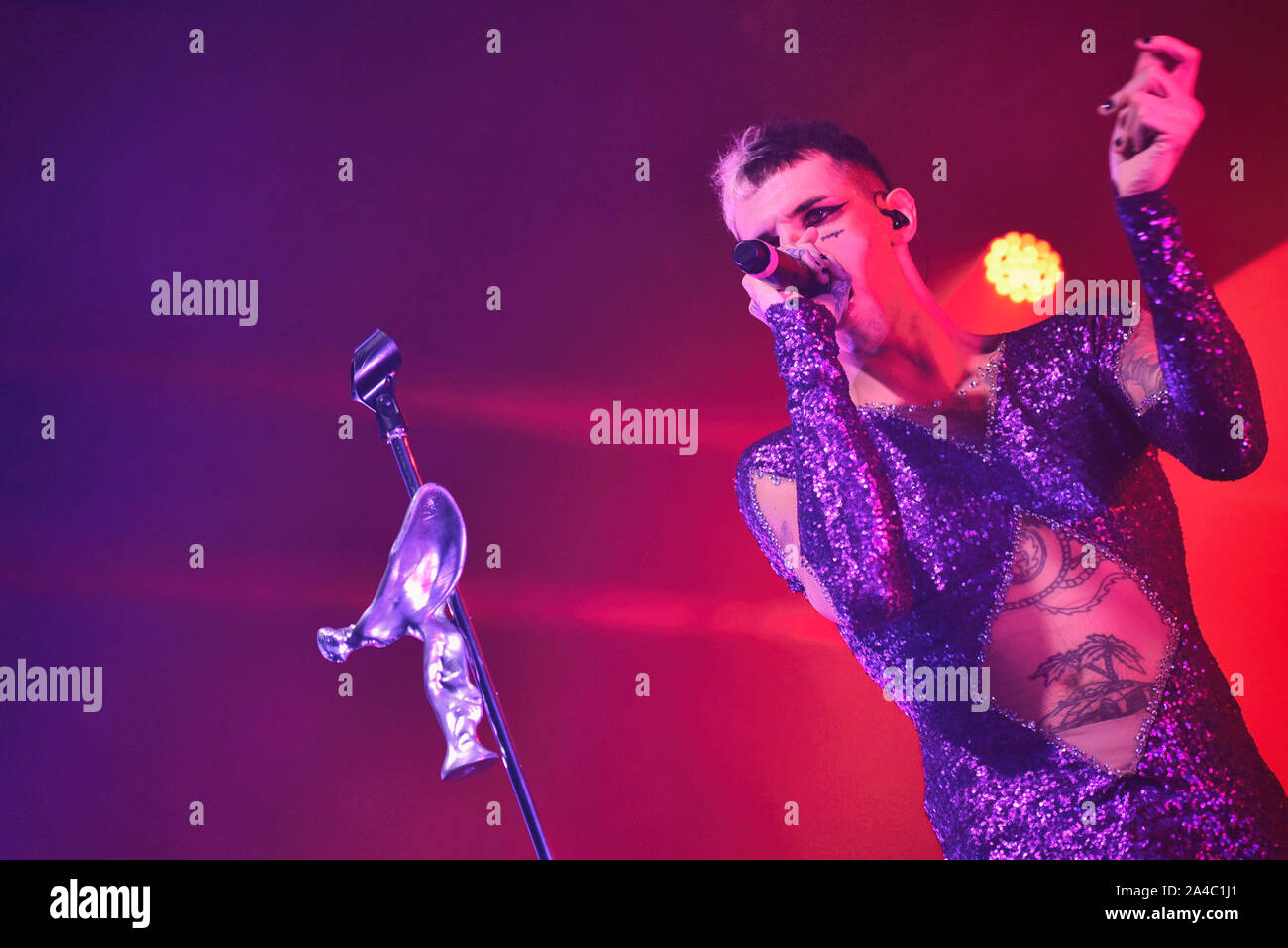 Napoli, Italia. Xiii oct, 2019. Il rapper italiano Achille Lauro, pseudonimo di Lauro De Marinis, performing live presso la Casa della Musica di Napoli con il suo "Rolls Royce Las Vegas' tour 2019. (Foto di Paola Visone/Pacific Stampa) Credito: Pacific Press Agency/Alamy Live News Foto Stock