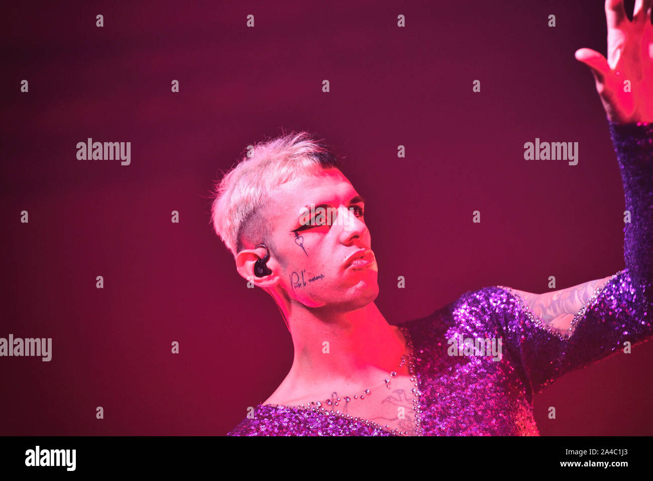 Napoli, Italia. Xiii oct, 2019. Il rapper italiano Achille Lauro, pseudonimo di Lauro De Marinis, performing live presso la Casa della Musica di Napoli con il suo "Rolls Royce Las Vegas' tour 2019. (Foto di Paola Visone/Pacific Stampa) Credito: Pacific Press Agency/Alamy Live News Foto Stock