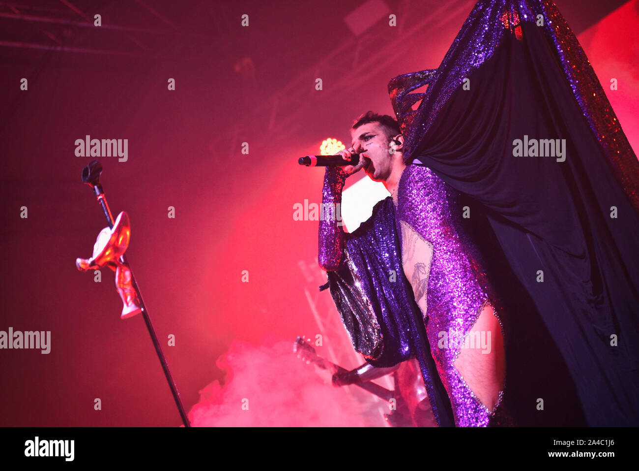 Napoli, Italia. Xiii oct, 2019. Il rapper italiano Achille Lauro, pseudonimo di Lauro De Marinis, performing live presso la Casa della Musica di Napoli con il suo "Rolls Royce Las Vegas' tour 2019. (Foto di Paola Visone/Pacific Stampa) Credito: Pacific Press Agency/Alamy Live News Foto Stock